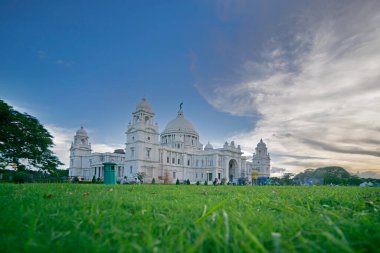 Victoria Memorial, Kolkata, Kalküta, Batı Bengal, Hindistan 'da günbatımı. Hint Mimarisi Tarihi Anıtı. Kraliçe Victoria 'nın Hindistan' daki 25 yıllık saltanatının anısına inşa edildi..