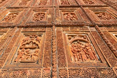 Madanmohan Tapınağı, Bishnupur, Batı Bengal, Hindistan 'da ünlü terracotta (kahverengimsi kırmızı renkli, süslemeli yapı malzemesi olarak kullanılan) yardım sanat eserleri. Hindistan 'ın UNESCO miras bölgesi.