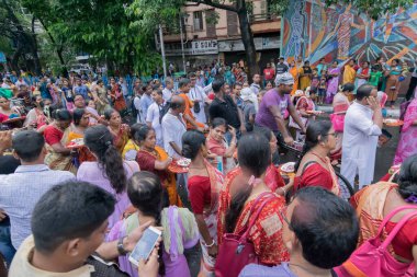 KOLKATA, Batı BENGAL, INDIA - 25 Haziran 2017: Kolkata şehrinde Rath yatra fetivali üzerinde ruhani olarak dans edenler. Tanrı Jagannath, Balaram ve Tanrıça Suvadra tapınakların dışına çıkarıldı..
