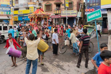 HOWRAH, Batı BEST BENGAL, INDIA - 22 Temmuz 2018: Hindu dindarlar Rath 'ı, Tanrı Jagannath' ı, Balaram 'ı ve Tanrıça Suvadra' yı sokaklarda kutsal iple sürüklüyorlar. Ünlü Rath Jatra Festivali.