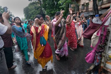 KOLKATA, Batı BENGAL, INDIA - 25 Haziran 2017: Kolkata şehrinde Rath yatra fetivali üzerinde ruhani olarak dans edenler. Tanrı Jagannath, Balaram ve Tanrıça Suvadra tapınakların dışına çıkarıldı..