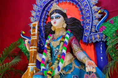 Kolkata, Batı Bengal, Hindistan 'da bir müzik enstrümanı olan Veena ile Tanrıça Saraswati' nin İdolü. Saraswati, Hindu bilgi, müzik, sanat, bilgelik ve öğrenim tanrıçası..