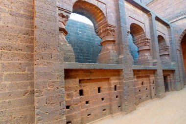 Halk arasında Pathar Darwaja olarak bilinen güzel kemerli bir geçit olan geniş geçitli kemerler, giyinik kenar bloklarla yapılır. Bishnupur, Batı Bengal 'de ünlü bir turistik yerdir..