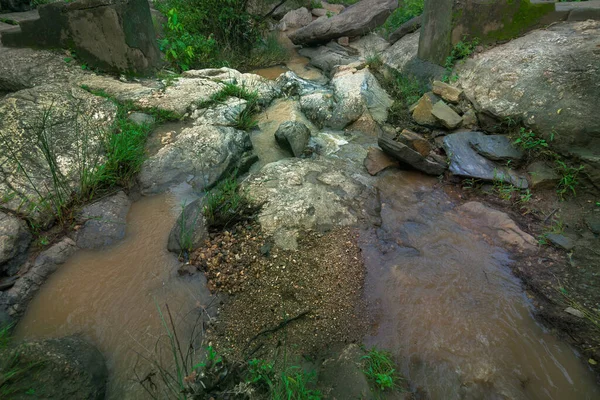 Schöner Bamni Wasserfall Mit Vollen Wasserströmen Die Zwischen Steinen Hinunter — Stockfoto