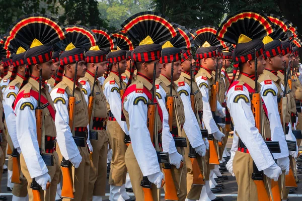 西孟加拉邦加尔各答 2020年1月26日 在共和国日阅兵式上 印度军官头戴华丽装饰帽 手持步枪走过的图案 — 图库照片