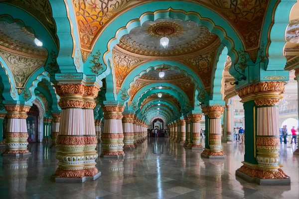 Mysore, Karnataka, Hindistan - 25 Kasım 2018: Durbar 'ın güzel dekore edilmiş iç tavan ve sütunları veya Mysore Sarayı' nın içindeki seyirci salonu. Çok ünlü bir turist eğlencesi..