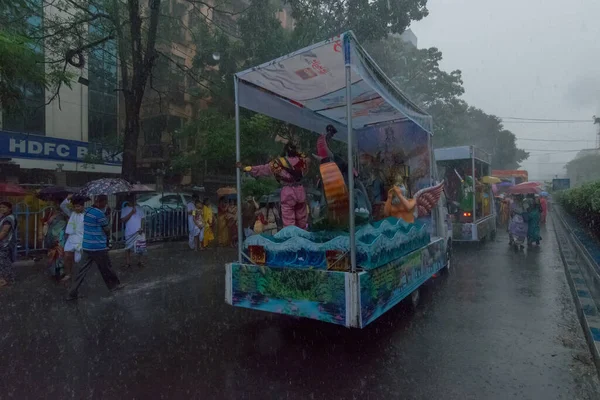 Kolkata West Bengal India Juni 2017 Regen Doorweekte Toegewijden Rond — Stockfoto