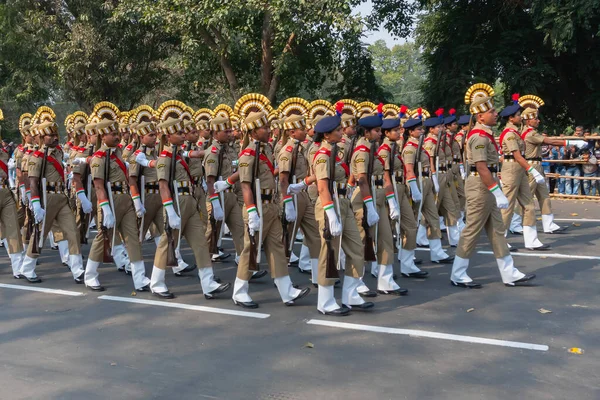 西孟加拉邦加尔各答 2020年1月26日 印度中央社会福利局 Cswb 的士官生们身着卡其色服装 头戴五颜六色的帽子 走过去参加共和国日阅兵式 — 图库照片