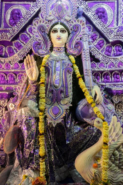 Idol Gudinnan Saraswati Med Veena Ett Musikinstrument Och Vit Svan — Stockfoto
