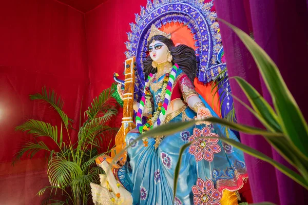 Idol Goddess Saraswati 印度西孟加拉邦加尔各答 萨拉斯瓦蒂是印度教知识 智慧和学习的女神 敬拜是为了得到神的祝福来达到卓越的境界 — 图库照片