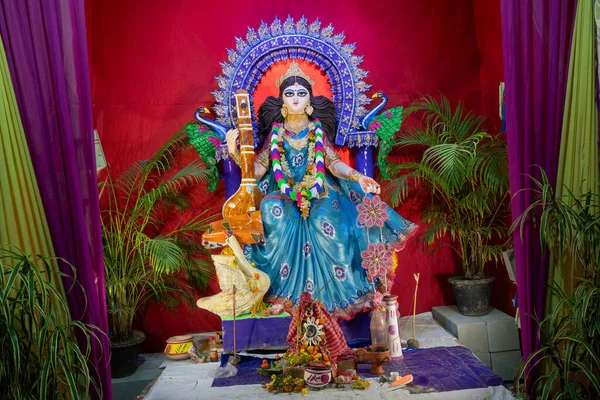 Idol Bogini Saraswati Veeną Instrumentem Muzycznym Białym Łabędziem Świętym Ptakiem — Zdjęcie stockowe