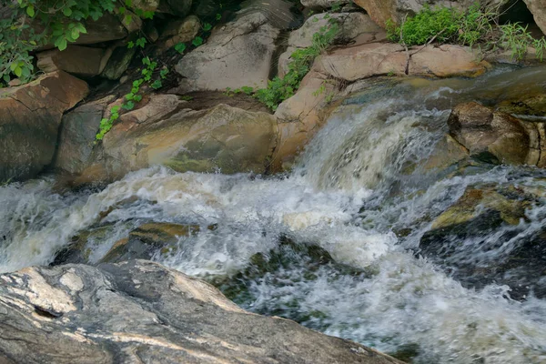 Красивый Водопад Турга Полными Ручьями Воды Текущей Вниз Среди Камней — стоковое фото