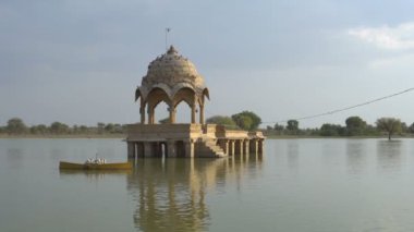 Sarı taş, güzel Jaisalmer şehrinde bulunan Gadisar Gölü 'nde su korunması için yapay olarak inşa edilmiş. Jaisalmer, Rajasthan, Hindistan 'da vuruldu. Mavi gökyüzü arkaplanı.
