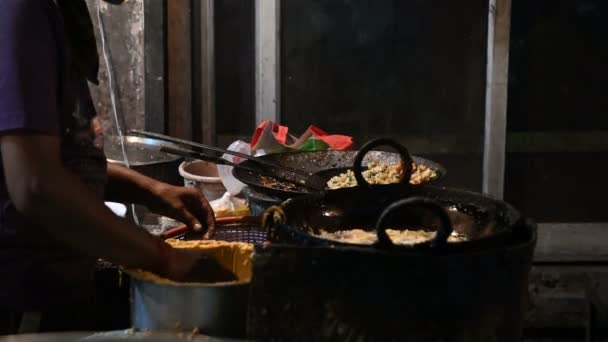 Mirchi Bada在路边的一家街头食品销售商的油锅上被炸着 在印度拉贾斯坦邦Jodhpur被枪杀 — 图库视频影像