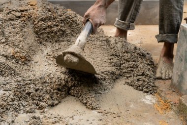 Yerdeki çimento ve suyu elle karıştırmak için kullanılan bir alet. Resim yükle.