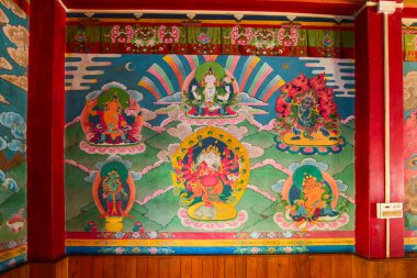 Rinchenpong, Sikkim, Hindistan - 17 Ekim 2016: Tanrı Buda 'nın yaşam döngülerini resmeden duvar resimleri, Rinchenpong manastırındaki Budizm sembolleri.