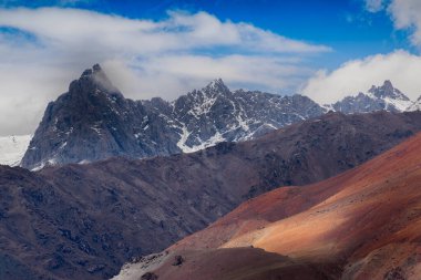 Tiger Hill veya Tiger Point 'teki ışık ve gölge 1999 Kargil savaş bölgesi, Vijay Operasyonu, Pakistan ve Hindistan arasında savaştı. Hindistan tarihi savaşı kazandı. Himalaya 'nın Kargil Dağı, Ladakh, Hindistan.