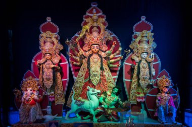 Howrah, Batı Bengal, Hindistan - 5 Ekim 2019: Durga Puja pandalını Tanrıça Durga aile idolü, Durga Puja festivali ile dekore etti. Howrah, West Bengal, Hindistan 'da renkli ışığın altında çekildi..