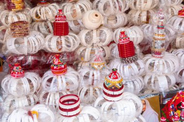 Kolkata, Batı Bengal, Hindistan - 16 Ekim 2018: Geleneksel bilezikler Shakha, beyaz deniz kabuğu bilezikleri, evlenirken Bengali Hindu gelin tarafından takılacak. Piyasada satılmak.