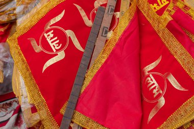 Kolkata, Batı Bengal, Hindistan - 15 Nisan 2019: Hindu dindar gamalı haç işaretli kırmızı renkli koltuklar. Görüntü: Kalighat Caddesi, Kolkata.