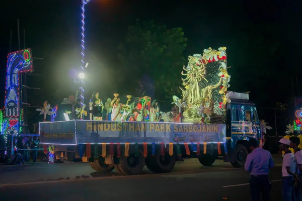 印度西孟加拉邦加尔各答 2017年10月3日 德加普亚狂欢节在红道上举行 所有著名的德加偶像一个接一个地传递给路边的信徒 让他们享受德加普亚节的最后一天 — 图库照片