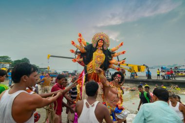 Kolkata, Batı Bengal, Hindistan - 30 Eylül 2017: Durga Puja festivali sonunda Tanrıça Durga 'nın Idol' u Ganj Nehri 'ne batırılmak üzere taşınıyor. Etkinliğin adı Bengalce Bisorjon.