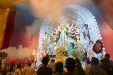 Kolkata, Hindistan - 18 Ekim 2018: Durga Puja heykelinin içinde tanrıça Durga putuna tapılıyor, putu kaplayan kutsal duman renkli ışığa vuruyor. Hinduizm 'in en büyük festivali..