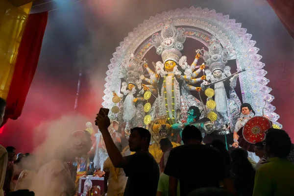 Kolkata Índia Outubro 2018 Pessoa Tomando Selfie Enquanto Ídolo Deusa — Fotografia de Stock