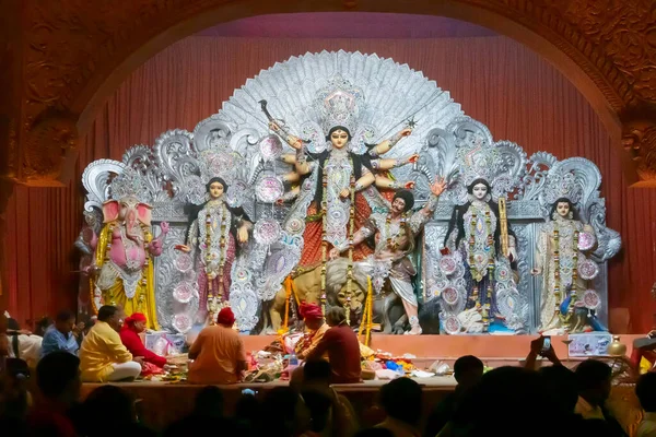 Kolkata India Octubre 2018 Diosa Durga Ídolo Siendo Adorado Interior —  Fotos de Stock