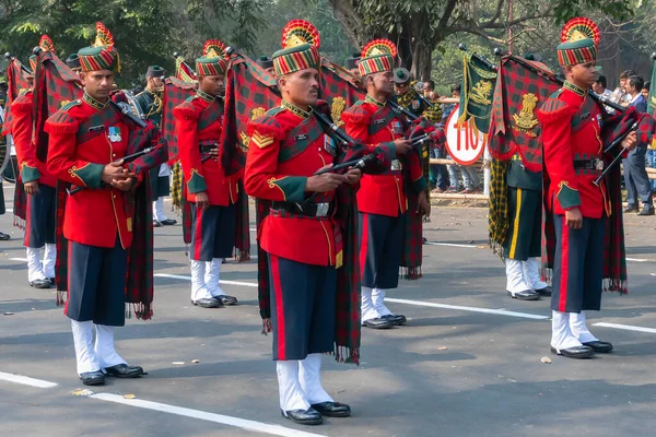 西孟加拉邦加尔各答 2020年1月26日 身穿乐队服装 手持乐器的印度军官行军经过 参加印度共和国日庆祝游行 — 图库照片