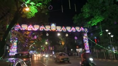 Park Caddesi, Kolkata, Hindistan - 12 Kasım 2020: Güzel Tanrıça Durga, Diwali, deep abali ya da deep avali için Park Caddesi 'nde ışıklarla aydınlatıldı. Karanlığın üzerindeki ışığın coşkusu..