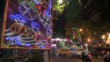 Park Caddesi, Kolkata, Hindistan - 12 Kasım 2020: Güzel Tanrıça Durga, Diwali, deep abali ya da deep avali için Park Caddesi 'nde ışıklarla aydınlatıldı. Karanlığın üzerindeki ışığın coşkusu..