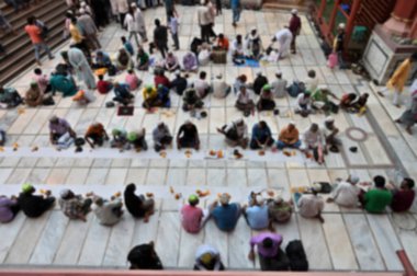 Müslüman cemaatinin Nakhoda Mescidi 'ndeki iftar partisinin bulanık görüntüsü. Kolkata, Batı Bengal, Hindistan 'da çekildi.