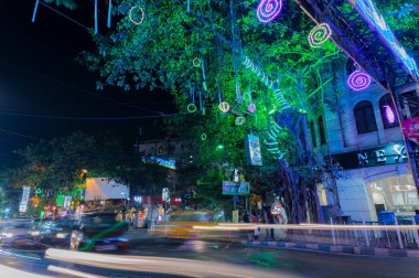 Park Caddesi, Kolkata, Hindistan - 12 Kasım 2020: Park Caddesi 'nde Diwali ya da Deep Abali' ye uygun olarak Diwali ışıkları ile süslenmiş araba far izleri. Işık festivali. Yavaş kepenk.