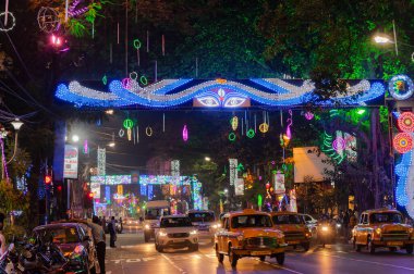 Park Caddesi, Kolkata, Hindistan - 12 Kasım 2020: Park sokağı Diwali, deep abali veya deep avali için diwali ışıklarıyla süslenmiştir. Işığın festivali, iyinin karanlığı, kötülüğün üstünde..