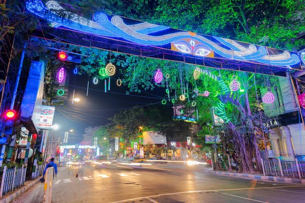 印度加尔各答公园街 Park Street Kolkata India 2020年11月12日 公园街 Park Street 的车头灯小径 — 图库照片