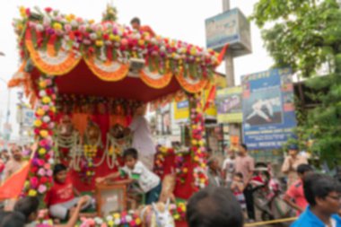 Tanrı Jagannath, Balaram ve Tanrıça Suvadra 'nın sokaktaki deşifre edilmiş Rath' ın, at arabasının bulanık görüntüsü. Ünlü Rath Jatra Festivali, Howrah, Batı Bengal, Hindistan.