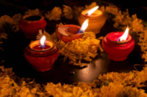 Imagen Borrosa Flores Bajo Ángulo Rangoli Velas Diyas Luces Diwali —  Fotos de Stock