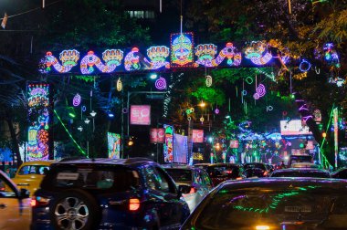 Park Caddesi, Kolkata, Hindistan - 12 Kasım 2020: Park caddesi Diwali ya da Deep Abali 'ye uygun olarak diwali ışıkları ile dekore edilmiştir. Işığın festivali, iyinin karanlığı, kötülüğün üstünde..
