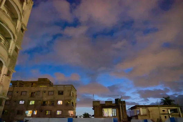 2019年7月28日 印度西孟加拉邦 蓝色时间的高楼 云彩和彩色空间 长期曝光摄影 — 图库照片