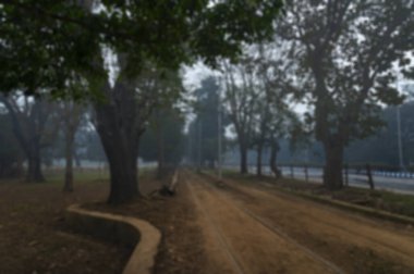 Corona virüsü yüzünden kilit altında tutulan Kolkata tramvay hatlarının bulanık görüntüsü. Kolkata, Hindistan 'ın başkenti Batı Bengal' de, insanların Corona virüsünden etkilenmemesi için kilit altına alınan bir şehirdir..