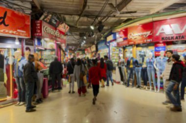 Akşamları New Market 'te yürüyen insanların görüntüsü bulanık. Kolkata 'nın en eski ve en işlek pazarlarından biridir..