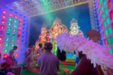 Bengali purohit, Sondhya aarti sırasında Tanrıça Durga 'ya taparken, Dhaaks ve kansor ghonta' nın bulanık görüntüsü oynanıyor. Durga Puja, renkli ışığa ateş etti..