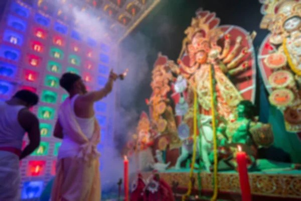 Размытое Изображение Молодого Индуистского Бенгальского Пурохита Поклоняющегося Богине Дурге Прерадипом — стоковое фото
