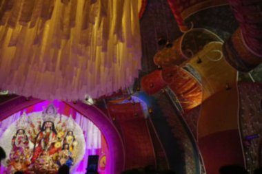 Renkli ışıkta vurulan Durga Puja pandalının bulanık görüntüsü. Durga Puja, tüm dünyada kutlanan, Hinduizm 'in en büyük dini festivali. Kolkata. Batı Bengal, Hindistan.