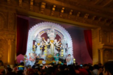 İçeride Tanrıça Durga 'ya tapmak için süslenmiş Durga Puja pandalının bulanık görüntüsü, gece renkli ışığa ateş ediliyor. Hinduizm 'in en büyük festivali. Kolkata, Hindistan.