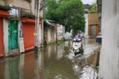 Süper Kasırga Amphan 'dan dolayı, yağmur suyu kaplı yolun bulanık görüntüsü. Yıkım Batı Bengal eyaletine çok zarar verdi..