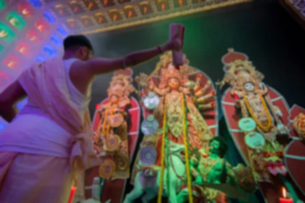 Verschwommenes Bild Eines Hinduistisch Bengalischen Priesters Der Während Durga Puja — Stockfoto