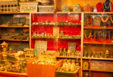 Yerel pazarda, Leh, Ladakh, Hindistan 'da sergilenen Tibet süslemelerinin bulanık görüntüsü. Bu süsler Ladakhi halkı için geleneksel şenlik elbiseleridir..