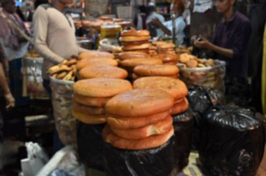 Batı Bengal, Hindistan 'da sokak yemeği olarak satılan ekmeklerin bulanık görüntüsü.